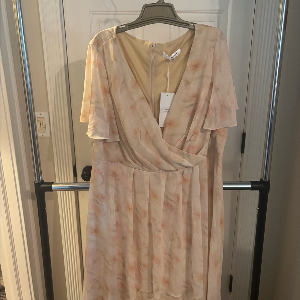 Ever Pretty: Pretty Lark Plus Sized Chiffon Short-sleeved Pleated V neck